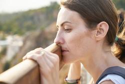 Parto cesareo: una possibile concausa del dolore ai rapporti in menopausa